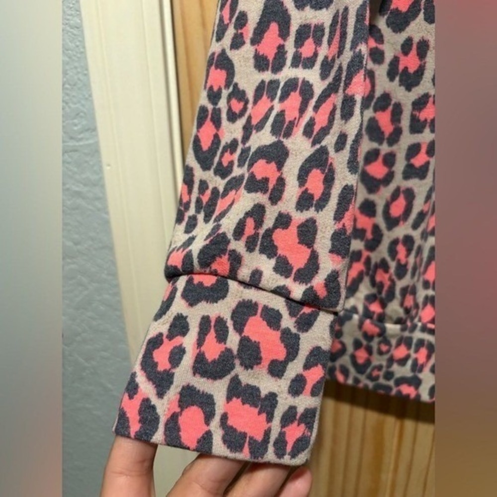 Dear Scarlett Leopard Print Logo Sleeve Top Size Medium Boutique Animal Print - Picture 4 of 6